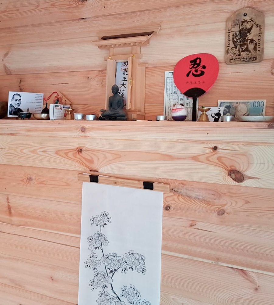 individuele coaching Taiken foto van een houten muur waarop Japanse items staan op een plankje