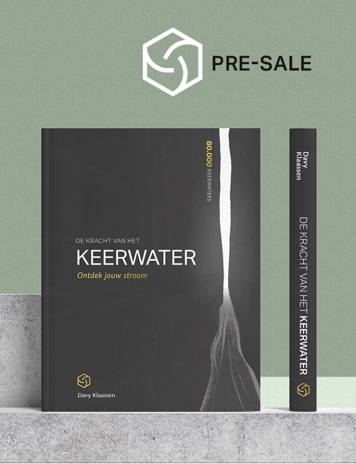 mockup van een zwart boek met de titel: de kracht van het keerwater door Davy Klaassen. Op een groene achtergrond.