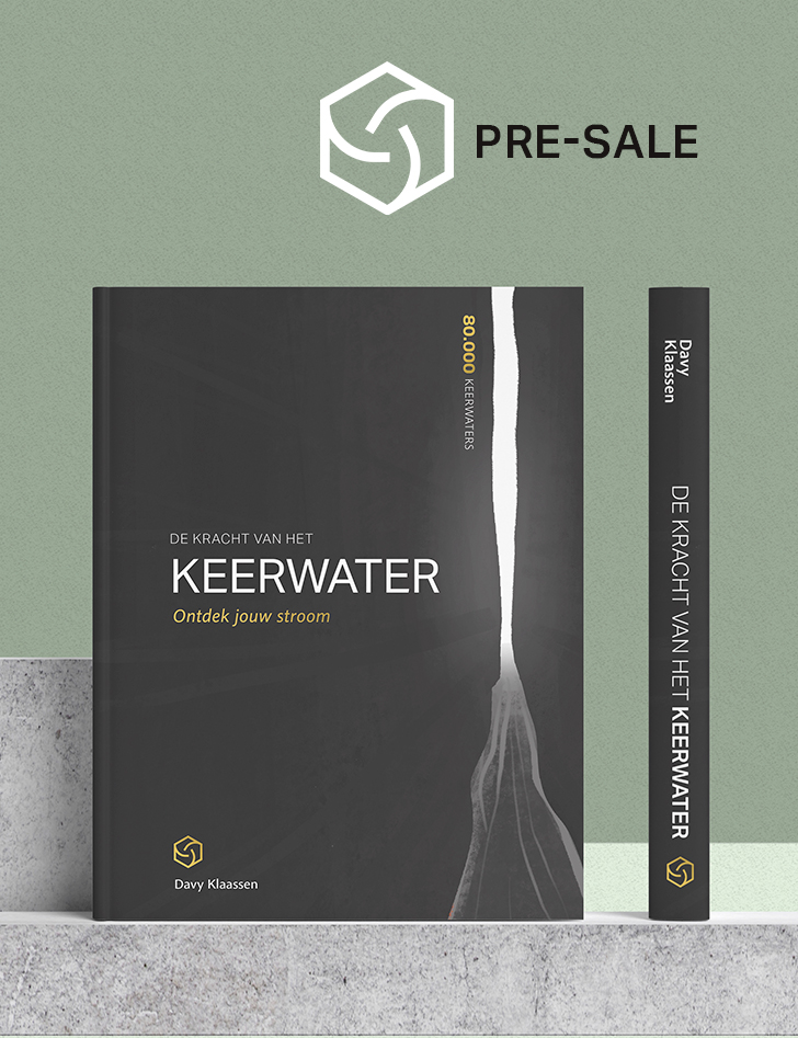 mockup van een zwart boek met de titel: de kracht van het keerwater door Davy Klaassen. Op een groene achtergrond.